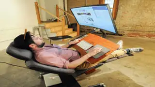 “Altwork Station”, el escritorio que te permite trabajar sentado, echado o de pie