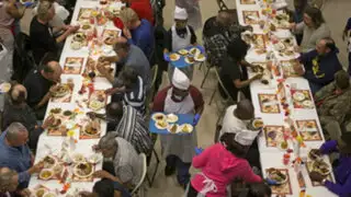 Indigentes recibieron cena por el Día de Acción de Gracias en Estados Unidos