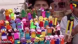 Realizan Feria de la Navidad Peruana con muñecos y juegos artesanales