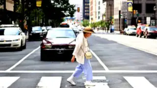 La reacción de los conductores con los ancianos que intentan cruzar la calle