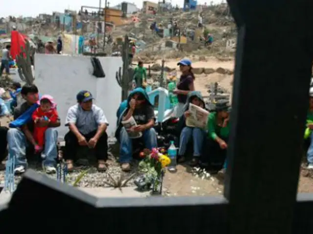 Miles de peruanos llegaron hasta cementerios para honrar a sus muertos