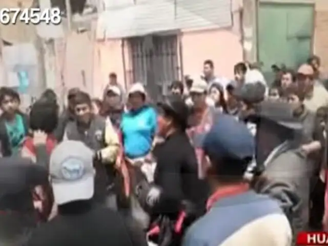 Huancayo: comerciantes capturan a ladrón y le dan tremenda paliza