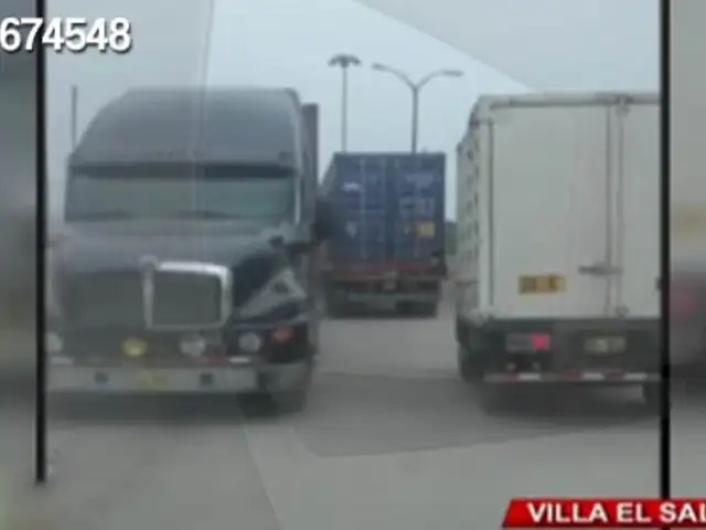 VES: camión provoca gran congestión vehicular en la Panamericana Sur