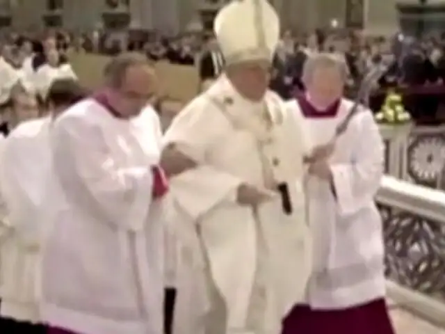 Papa Francisco vuelve a tropezar en público
