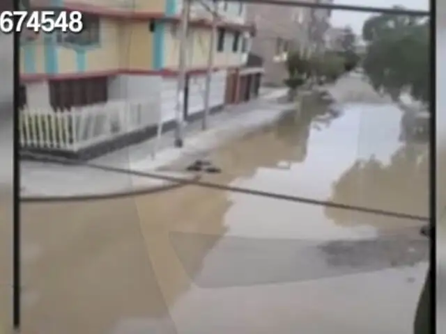 Desagüe colapsa e inunda varias calles de una urbanización de Chiclayo