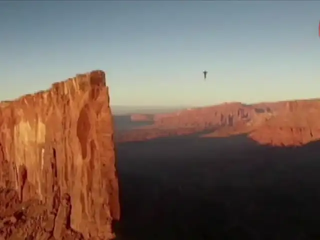 Desafío a la muerte: equilibrista cruza cuerda floja a 400 metros de altura