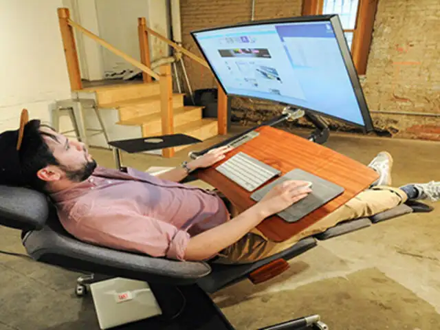 “Altwork Station”, el escritorio que te permite trabajar sentado, echado o de pie