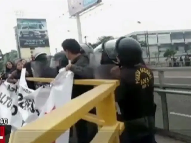 Colectivo ‘Renovar’ se enfrenta a policías por colocación de carteles en Vía expresa