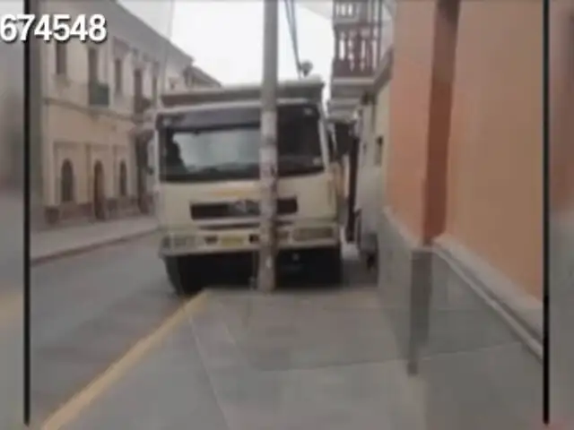 Conductor sin límites: camión de desmonte invade la vereda en Ayacucho