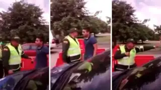YouTube: policía colombiano empleó una curiosa técnica para defenderse de un sujeto