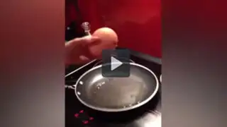 VIDEO: quería cocinar un huevo gigante y cuando lo rompió se llevó una gran sorpresa