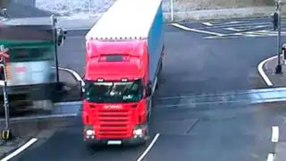 Registran impactante choque entre un tren y un camión en República Checa
