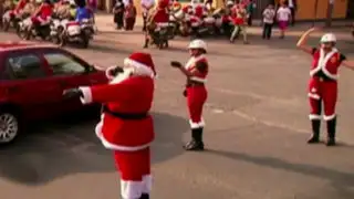 Policías se disfrazan de Papá Noel y Mamá Noela en ingenioso operativo