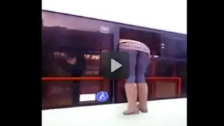 VIDEO: quiso escapar del bus para no pagar pasaje pero el karma le jugó una mala pasada