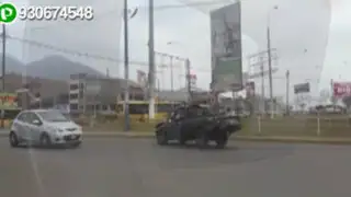 Camioneta circula contra el tráfico en la avenida Tupac Amaru
