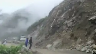 Camión quedó sepultado tras derrumbe de cerro en el Vraem