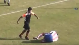 Impactantes imágenes: futbolista da salvaje patada en la cara a rival