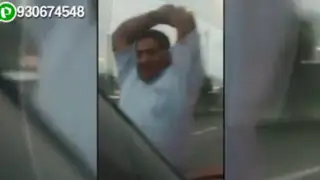 Mujer reclama a taxista y este furioso le rompe el espejo de su auto