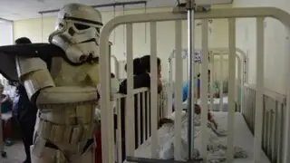 Fans vestidos de personajes de Star Wars llevan ayuda a hospital de Filipinas