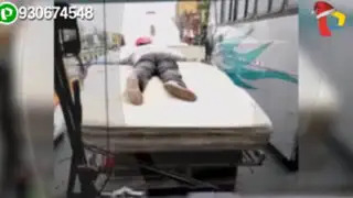 Panamericana Norte: hombre arriesga la vida viajando sobre un colchón