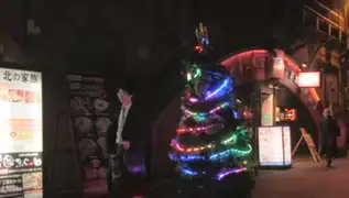 Navidad: hombre vestido de colorido árbol corre por calles de Tokio