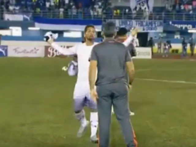 VIDEO: futbolista agrede a su técnico por sacarlo del campo