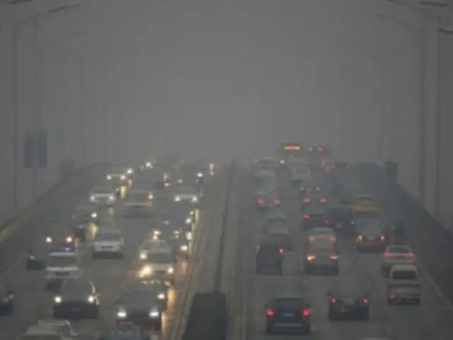 Autoridades declaran alerta roja por fuerte contaminación en Pekín