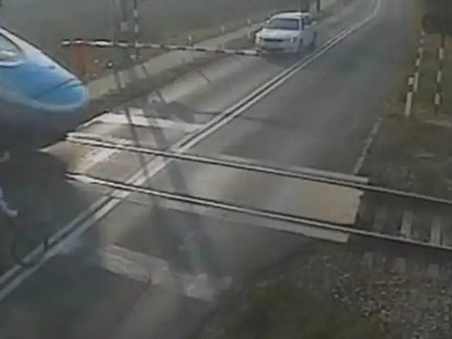 VIDEO: ciclista impacta contra tren y milagrosamente resulta ileso