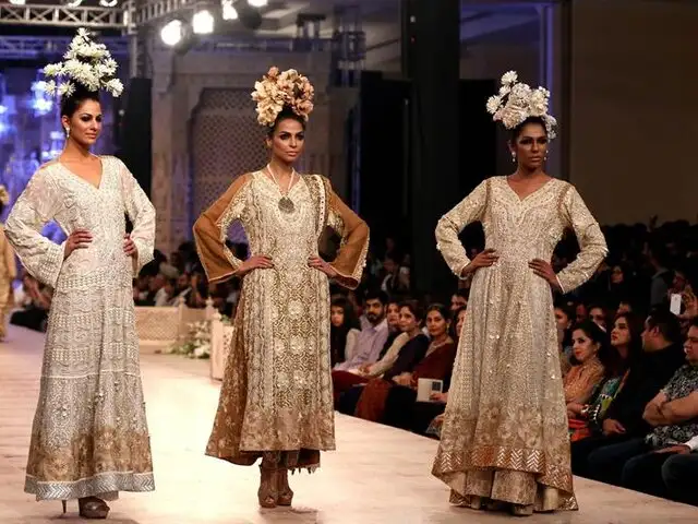 Espectaculares vestidos de novia en desfile de moda en Pakistán