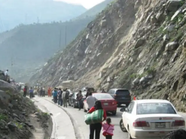 Chaclacayo: deslizamiento de rocas bloquea Carretera Central