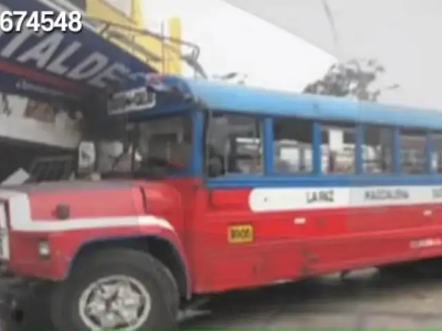 Bus de transporte público se estrella contra clínica odontológica