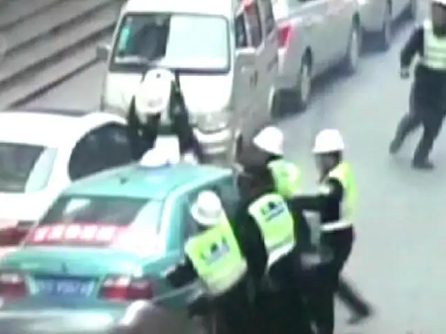 China: auto arrolla a un policía en su intento por darse a la fuga