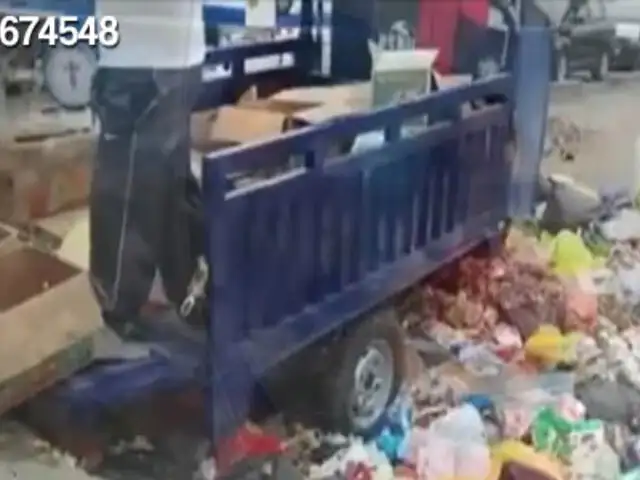 Denuncian que ambulantes venden sus productos en medio de la basura