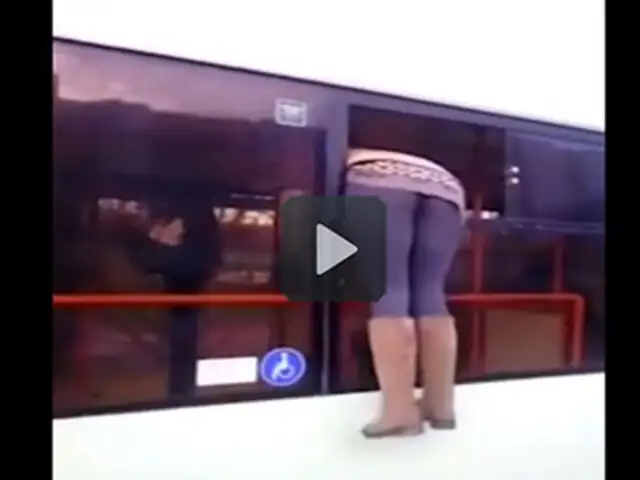 VIDEO: quiso escapar del bus para no pagar pasaje pero el karma le jugó una mala pasada