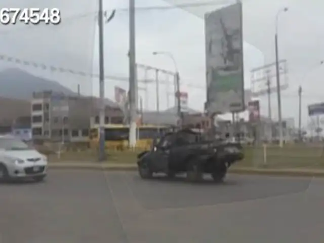 Camioneta circula contra el tráfico en la avenida Tupac Amaru