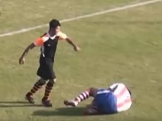 Impactantes imágenes: futbolista da salvaje patada en la cara a rival