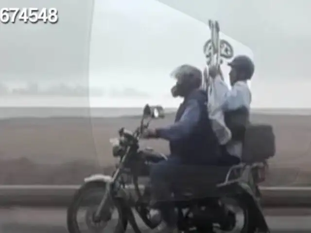 Costa Verde: sujeto circula en moto trasladando una silla de ruedas