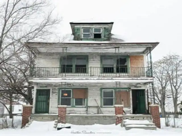 FOTOS: parece una escalofriante casa abandonada pero no te imaginas cómo es por dentro