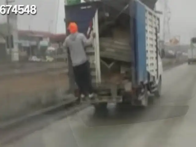 VMT: trabajadores municipales se movilizan colgados de una furgoneta