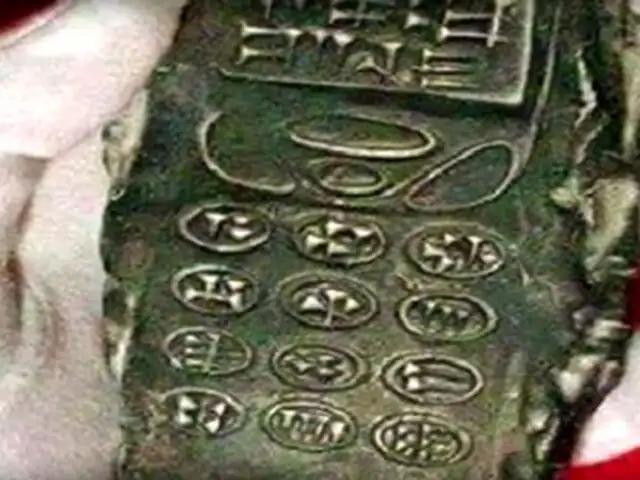 Intrigante foto de un supuesto celular de hace 800 años genera polémica en Internet