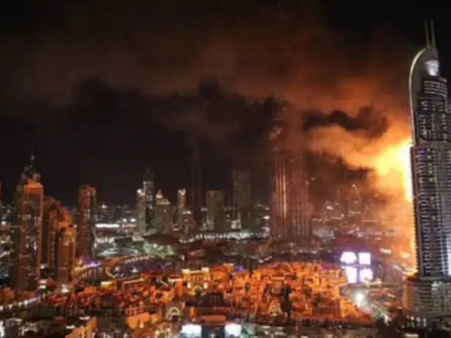 Incendio de grandes dimensiones consume lujoso hotel de Dubái