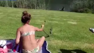 Mujer atrapa cobra que la iba a atacar y su video se vuelve viral