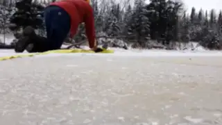 YouTube: hombre arriesga su vida para salvar a un ciervo de un río congelado