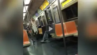VIDEO: encontró a un mendigo con el torso desnudo en el metro y así reaccionó al verlo