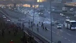 Fútbol turco: desadaptados atacan con piedras y bengalas bus de equipo rival