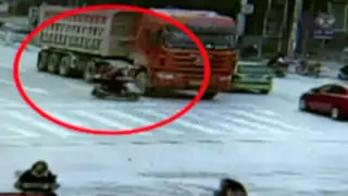 China: mujeres salvan de morir tras ser atropelladas por camión