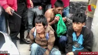 Dan tremenda paliza a tres ladrones de autopartes en Huancayo