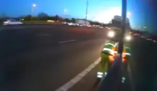Hombre salva de morir de milagro en autopista de Inglaterra