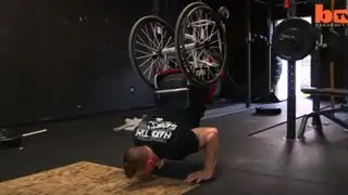 Conozca la inspiradora historia del hombre que entrena en silla de ruedas