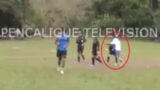 VIDEO: brutal agresión de jugador a árbitro en el fútbol hondureño